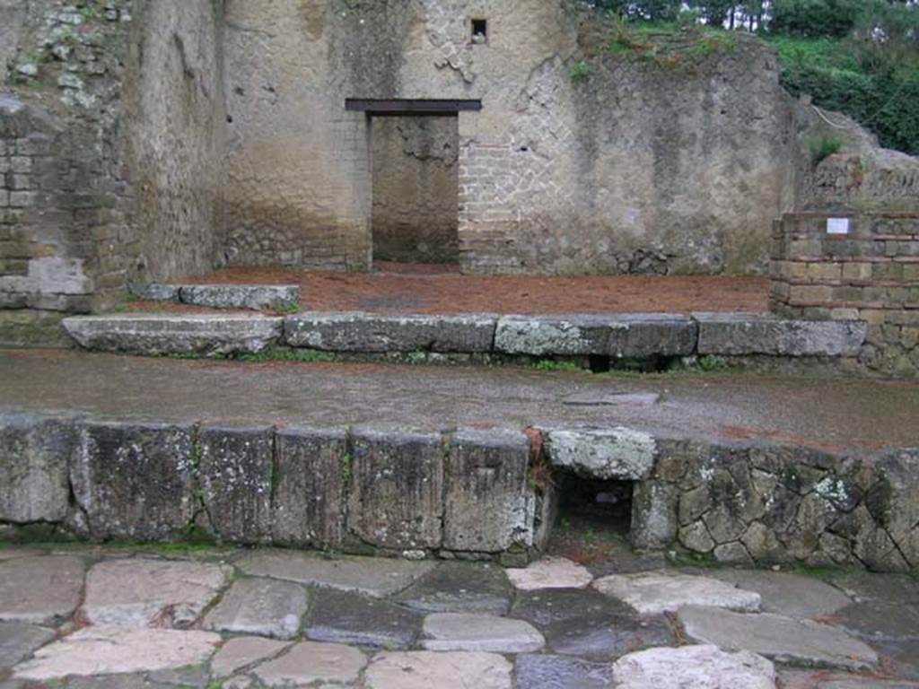 Ins. Orientalis II 1, Herculaneum, December 2008. Looking east to street façade, and shop-room.
Photo courtesy of Nicolas Monteix.
According to Maiuri, although this shop did not have a sales podium/counter, it may have been made from wood and destroyed.
It was possible that the items made in the bakery could have been sold from this shop.